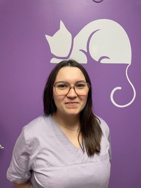 Melya apprentie à la clinique vétérinaire des Coquelicots, Lagnieu