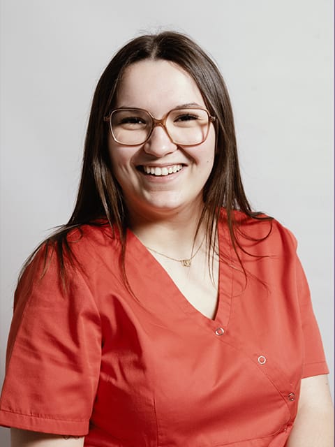 Mélya, apprentie ASV à la clinique vétérinaire des Coquelicots